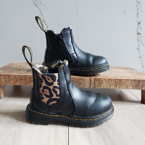Dr Martens Chelsea Boots Girls 8 Black Leopard Faux Fur Lined Leonore 2976 - Picture 2 of 9